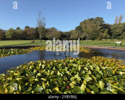 La statue de Shrimper, sculpture de Colin Spofforth , Lowther Gardens, Lytham St Annes, Fylde dans le Lancashire, Angleterre, ROYAUME-UNI Banque D'Images