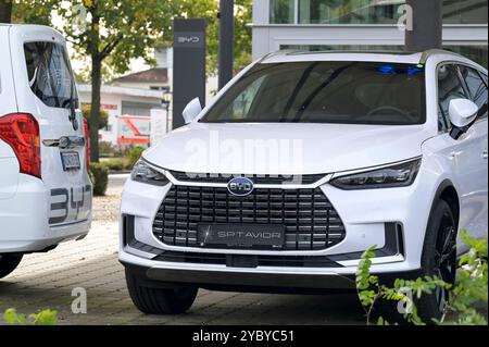 ALLEMAGNE, Sittensen, concessionnaire automobile propose la voiture électrique chinoise BYD / DEUTSCHLAND, Sittensen, Autohaus für chinesische Elektroautos BYD, fabriqué en Chine Banque D'Images