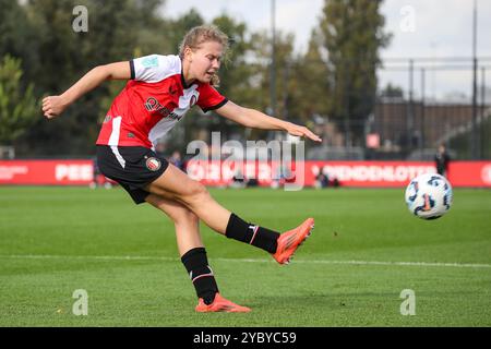 Rotterdam, pays-Bas. 20 octobre 2024. Rotterdam, pays-Bas, le 20 octobre 2024 : Jarne Teulings (7 Feyenoord) frappe le ballon lors du match de football Eredivisie Vrouwen entre Feyenoord et Ajax à Varkenoord à Rotterdam, pays-Bas. (Leiting Gao/SPP) crédit : photo de presse sportive SPP. /Alamy Live News Banque D'Images