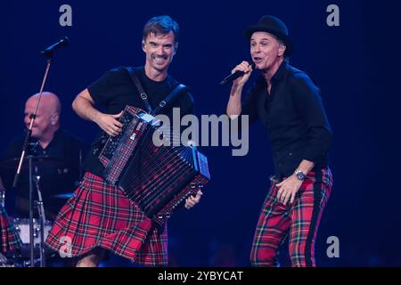 Modérateur Florian Silbereisen GER im Schotten-Rock mit der Band Brands - ARD Live Show SCHLAGERBOOOM 2024 - ALLES FUNKELT ALLES GLITZERT aus der Westfalenhalle in Dortmund *** présentateur Florian Silbereisen GER in Schotten Rock avec le groupe Brands ARD Live Show SCHLAGERBOOOM 2024 ALLES GELT ALLES Westfalenhalle Banque D'Images