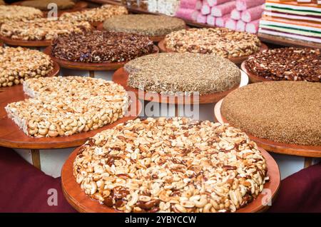 Sherbet avec des noix sur le comptoir au marché alimentaire local d'été - vue rapprochée. Dessert, culinaire, sucré turc, concept oriental et de confiserie Banque D'Images