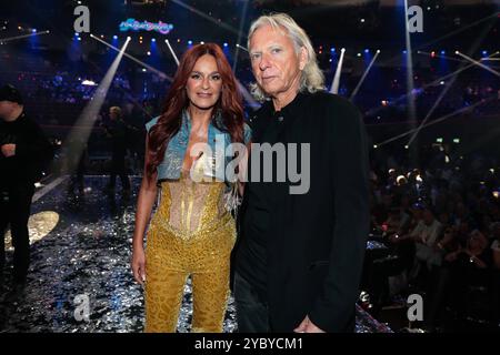 Sängerin Andrea Berg mit Ehemann Uli Ferber - ARD Live Show SCHLAGERBOOOM 2024 - ALLES FUNKELT ALLES GLITZERT aus der Westfalenhalle in Dortmund *** chanteur Andrea Berg avec son mari Uli Ferber ARD Live Show SCHLAGERBOOOM 2024 ALLES FUNKELT ALLES GLITZERT de la Westfalenhalle in Dortmund Banque D'Images