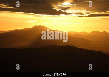 paysage d'un coucher de soleil sur les montagnes, couleurs orange chaudes avec une chute très spéciale dans les montagnes Banque D'Images