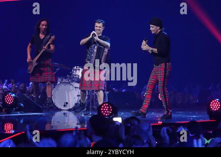 Modérateur Florian Silbereisen GER im Schotten-Rock mit der Band Brands - ARD Live Show SCHLAGERBOOOM 2024 - ALLES FUNKELT ALLES GLITZERT aus der Westfalenhalle in Dortmund *** présentateur Florian Silbereisen GER in Schotten Rock avec le groupe Brands ARD Live Show SCHLAGERBOOOM 2024 ALLES GELT ALLES Westfalenhalle Banque D'Images