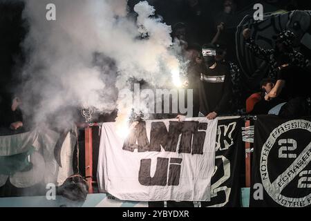 Liège, Belgique. 20 octobre 2024. Les supporters de Charleroi photographiés avec des feux d'artifice lors d'un match de football entre le Standard de Liège et le Sporting Charleroi, dimanche 20 octobre 2024 à Liège, le jour 11 de la saison 2024-2025 de la première division du championnat belge 'Jupiler Pro League'. BELGA PHOTO BRUNO FAHY crédit : Belga News Agency/Alamy Live News Banque D'Images