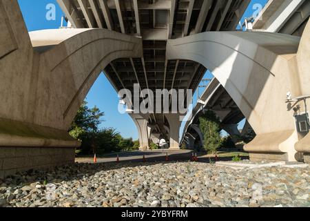 Sous le pont Woodrow Wilson, enjambant le fleuve Potomac entre Alexandria, Virginie et l'état du Maryland Banque D'Images