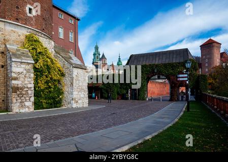 Cracovie, Pologne, octobre 29 2023 mur historique entourant le château de Wawel et la tour près de l'entrée du musée Banque D'Images