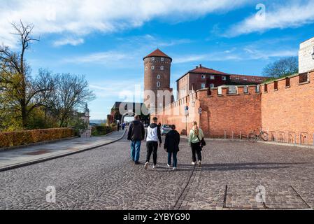 Cracovie, Pologne, octobre 29 2023 mur historique entourant le château de Wawel et la tour près de l'entrée du musée Banque D'Images