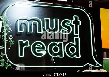 beatiful illuminé doit lire l'enseigne au néon sur fond noir Banque D'Images