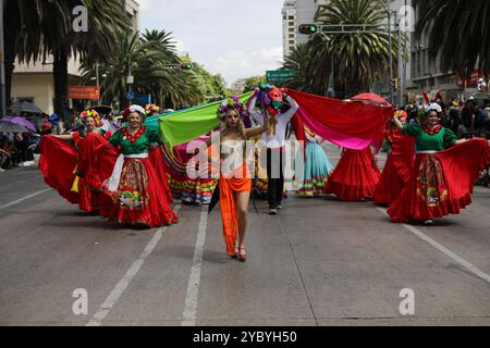 Mexico, Mexique. 19 octobre 2024. Les personnes participant à la traditionnelle parade annuelle de 'Monumental Alebrijes' présentée par le Musée d'Art populaire, qui est parti de la place principale Zocalo vers la Ángel de la Independencia.le 19 octobre 2024 à Mexico, Mexique. (Photo de Ian Robles/Eyepix Group/SIPA USA) crédit : SIPA USA/Alamy Live News Banque D'Images