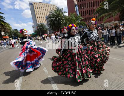 Mexico, Mexique. 19 octobre 2024. Les personnes participant à la traditionnelle parade annuelle de 'Monumental Alebrijes' présentée par le Musée d'Art populaire, qui est parti de la place principale Zocalo vers la Ángel de la Independencia.le 19 octobre 2024 à Mexico, Mexique. (Photo de Ian Robles/Eyepix Group/SIPA USA) crédit : SIPA USA/Alamy Live News Banque D'Images