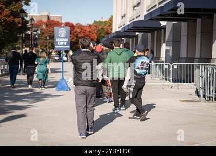 Bronx, États-Unis. 20 octobre 2024. Les fans des Yankee font la queue devant le magasin du Yankee Stadium dans le Bronx, NY le 20 octobre 2024 pour acheter les nouveaux produits de championnat de la Ligue américaine. (Photo de Steve Sanchez/Sipa USA). Crédit : Sipa USA/Alamy Live News Banque D'Images