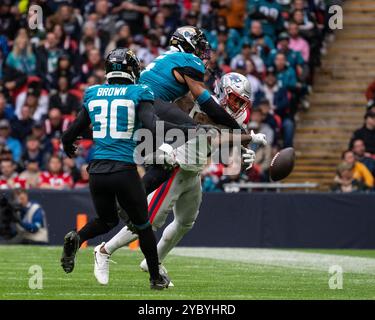 Londres, Royaume-Uni. 20 octobre 2024. Le receveur Ja'Lynn Polk (1) des Patriots de la Nouvelle-Angleterre est défié dans le match de la NFL contre les Jaguars de Jacksonville au stade de Wembley, le dernier match de la série des Jeux de Londres de la NFL de cette année. Score final Jaguars 32, Patriots 16 crédit : Stephen Chung / Alamy Live News Banque D'Images