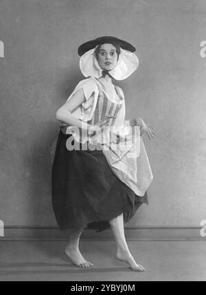 L'actrice britannique ELSA LANCHESTER dans une apparition précoce dans le rôle de Peggy dans LA VOIE DU MONDE par WILLIAM CONGREVE au Lyric, Hammersmith en 1924 Banque D'Images