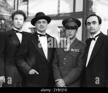 JAMES CAAN, MARLON BRANDO, Al PACINO et JOHN CAZALE dans une scène du PARRAIN 1972 réalisateur FRANCIS FORD COPPOLA roman MARIO PUZO scénario FRANCIS FORD COPPOLA et MARIO PUZO costume Design ANNA HILL JOHNSTONE musique NINO ROTA Albert S. Ruddy Productions / Alfran Productions / Paramount Pictures Banque D'Images