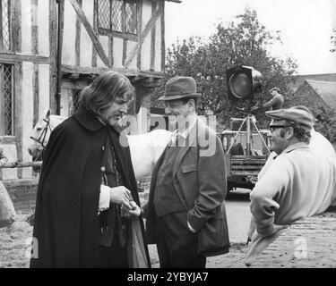 VINCENT PRICE en costume pour son rôle de Matthew Hopkins sur place pour WITCHFINDER GENERAL 1969 réalisateur MICHAEL REEVES roman RONALD BASSETT scénario TOM BAKER et MICHAEL REEVES Cinématographie JOHN COQUILLON musique PAUL FERRIS garde-robe JILL THOMPSON A Tigon British - American International production Banque D'Images