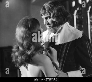 HILARY DWYER dans le rôle de Sara et VINCENT PRICE dans le rôle de Matthew Hopkins dans une scène de WITCHFINDER GENERAL 1969 réalisateur MICHAEL REEVES roman RONALD BASSETT scénario TOM BAKER et MICHAEL REEVES Cinématographie JOHN COQUILLON musique PAUL FERRIS garde-robe JILL THOMPSON A Tigon British - American International production Banque D'Images