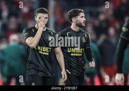 Liège, Belgique. 20 octobre 2024. Les joueurs de Charleroi semblent déçus après un match de football entre le Standard de Liège et le Sporting Charleroi, dimanche 20 octobre 2024 à Liège, au jour 11 de la saison 2024-2025 de la première division du championnat belge 'Jupiler Pro League'. BELGA PHOTO BRUNO FAHY crédit : Belga News Agency/Alamy Live News Banque D'Images
