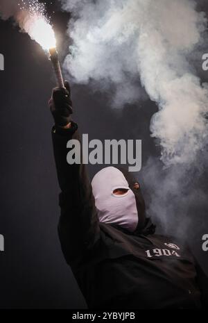 Liège, Belgique. 20 octobre 2024. Le supporter de Charleroi photographié lors d'un match de football entre le Standard de Liège et le Sporting Charleroi, dimanche 20 octobre 2024 à Liège, le jour 11 de la saison 2024-2025 de la première division du championnat belge 'Jupiler Pro League'. BELGA PHOTO VIRGINIE LEFOUR crédit : Belga News Agency/Alamy Live News Banque D'Images