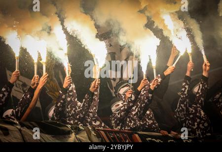 Liège, Belgique. 20 octobre 2024. Les supporters de Charleroi photographiés lors d'un match de football entre le Standard de Liège et le Sporting Charleroi, dimanche 20 octobre 2024 à Liège, le jour 11 de la saison 2024-2025 de la première division du championnat belge 'Jupiler Pro League'. BELGA PHOTO VIRGINIE LEFOUR crédit : Belga News Agency/Alamy Live News Banque D'Images
