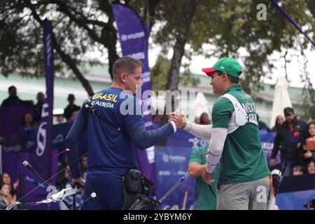 Tlaxcala, Mexique. 20 octobre 2024. Marcus D'Almeida, du Brésil, et Matias Grande, du Mexique, s'affrontent lors du match récurrent de la 3e place masculine lors de la dernière journée de la finale de la Coupe du monde de tir à l'arc 2024 de Tlaxcala. Marcus D'Almeida bat Matias Grande 6-2. Le 20 octobre 2024 à Tlaxcala, Mexique. (Photo de Essene Hernandez/ crédit : Eyepix Group/Alamy Live News Banque D'Images