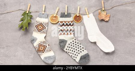 Composition avec chaussettes chaudes sur fond grunge Banque D'Images