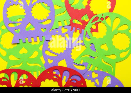 Crânes de papier colorés sur fond jaune. Célébration du jour des morts au Mexique (El Dia de Muertos) Banque D'Images