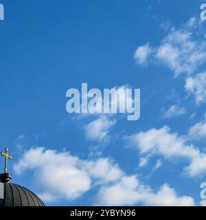 sainte croix d'or, religion orthodoxe, garder le concept de foi , contre le ciel bleu avec des nuages. partie du toit de l'église macédonienne Banque D'Images