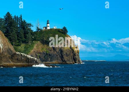 Cape Disception Lighthouse de Waikiki Beach ; situé sur une haute falaise surplombant le bar de la rivière le plus dangereux. Les garde-côtes en ont le contrôle. Banque D'Images