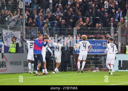 Torjubel zum Tor zum 1:2 durch Soichiro Kozuki (TSV 1860 München, 14), SpVgg Unterhaching v. TSV 1860 Muenchen, Fussball, 3. Liga, 10. Spieltag, saison 2024/2025, 20.10.2024, LES RÈGLEMENTS du LDF INTERDISENT TOUTE UTILISATION DE PHOTOGRAPHIES COMME SÉQUENCES D'IMAGES, Foto : Eibner-Pressefoto/Jenni Maul Banque D'Images