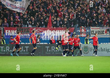 Torjubel zum Tor zum 1:1 durch Simon Skarlatidis (SpVgg Unterhaching, 30), Elfmeter, SpVgg Unterhaching v. TSV 1860 Muenchen, Fussball, 3. Liga, 10. Spieltag, saison 2024/2025, 20.10.2024, LES RÈGLEMENTS du LDF INTERDISENT TOUTE UTILISATION DE PHOTOGRAPHIES COMME SÉQUENCES D'IMAGES, Foto : Eibner-Pressefoto/Jenni Maul Banque D'Images