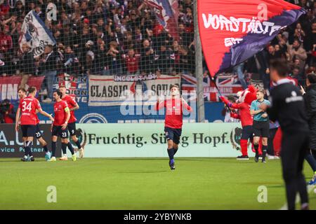 Torjubel zum Tor zum 1:1 durch Simon Skarlatidis (SpVgg Unterhaching, 30), Elfmeter, SpVgg Unterhaching v. TSV 1860 Muenchen, Fussball, 3. Liga, 10. Spieltag, saison 2024/2025, 20.10.2024, LES RÈGLEMENTS du LDF INTERDISENT TOUTE UTILISATION DE PHOTOGRAPHIES COMME SÉQUENCES D'IMAGES, Foto : Eibner-Pressefoto/Jenni Maul Banque D'Images