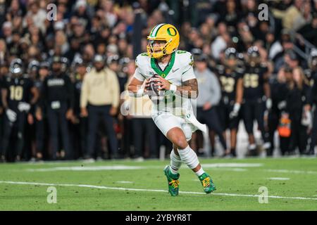 West Lafayette, Indiana, États-Unis. 18 octobre 2024. Le quarterback de l'Oregon, DILLON GABRIEL (8), semble passer lors du match de football de la NCAA entre les Ducks de l'Oregon et les Purdue Boilermakers, vendredi 18 octobre 2024, au Ross Ade Stadium de West Lafayette, Ind L'Oregon a gagné 35-0. (Crédit image : © David Wegiel/ZUMA Press Wire) USAGE ÉDITORIAL SEULEMENT! Non destiné à UN USAGE commercial ! Banque D'Images