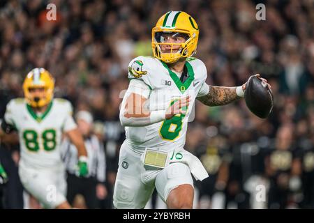 West Lafayette, Indiana, États-Unis. 18 octobre 2024. Le quarterback de l'Oregon, DILLON GABRIEL (8), semble passer lors du match de football de la NCAA entre les Ducks de l'Oregon et les Purdue Boilermakers, vendredi 18 octobre 2024, au Ross Ade Stadium de West Lafayette, Ind L'Oregon a gagné 35-0. (Crédit image : © David Wegiel/ZUMA Press Wire) USAGE ÉDITORIAL SEULEMENT! Non destiné à UN USAGE commercial ! Banque D'Images