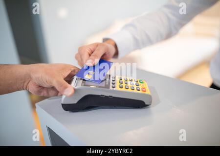 Procédé de paiement sans contact à un comptoir de caisse dans un magasin de détail Banque D'Images