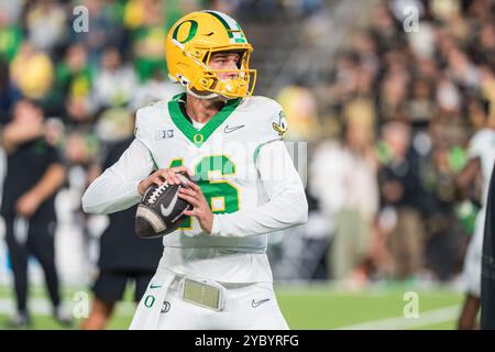 West Lafayette, Indiana, États-Unis. 18 octobre 2024. Le quarterback de l'Oregon AUSTIN NOVOSAD (16 ans) se réchauffe avant le match de football de la NCAA entre les Ducks de l'Oregon et les Purdue Boilermakers, vendredi 18 octobre 2024, au Ross Ade Stadium de West Lafayette, Ind L'Oregon a gagné 35-0. (Crédit image : © David Wegiel/ZUMA Press Wire) USAGE ÉDITORIAL SEULEMENT! Non destiné à UN USAGE commercial ! Banque D'Images