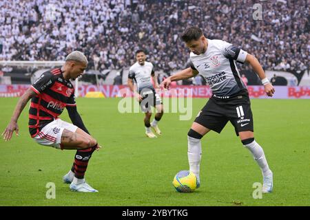 Neo Química Arena DE São PAULO, BRÉSIL - 20 OCTOBRE : Ángel Romero de Corinthians (R) joue contre Giorgian de Arrascaeta de Flamengo (l) lors de la demi-finale du match de deuxième manche entre Corinthians et Flamengo au Neo Química Arena le 20 octobre 2024 à São Paulo, Brésil. (Richard Callis/Sports Press photo/SPP) crédit : SPP Sport Press photo. /Alamy Live News Banque D'Images