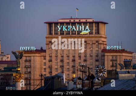 Kiev, Ukraine. 20 octobre 2024. Hôtel Ukraine et Monument de l'indépendance de l'Ukraine vu de la cathédrale Sainte-Sophie. Crédit : Andreas Stroh/Alamy Live News Banque D'Images