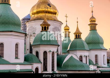 Kiev, Ukraine. 20 octobre 2024. Composition PHOTO-BRACKETING : Cathédrale Sainte-Sophie avec un beau ciel nocturne en arrière-plan. Crédit : Andreas Stroh/Alamy Live News Banque D'Images