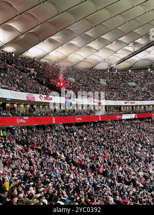 Varsovie, Voïvodie de Masovian, Pologne - 10.15.2024. Les supporters croates s'allument lors d'un match de football Pologne-Croatie Banque D'Images