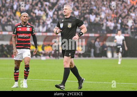 Neo Química Arena São PAULO, BRÉSIL - 20 OCTOBRE : arbitre Anderson Daronco lors du match de deuxième manche de demi-finale entre Corinthians et Flamengo à Neo Química Arena le 20 octobre 2024 à São Paulo, Brésil. (Richard Callis/Sports Press photo/SPP) crédit : SPP Sport Press photo. /Alamy Live News Banque D'Images