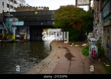 20 oct 2024 - Londonuk : image complètement floue d'un pont sur le canal avec graffiti sur les murs Banque D'Images