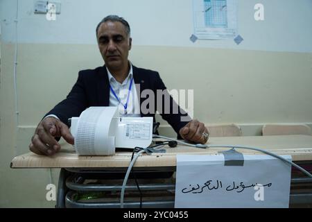 Duhok, Irak. 20 octobre 2024. Un fonctionnaire de la haute Commission électorale indépendante d'Irak (IHEC) travaille après la fermeture des urnes pendant les élections législatives dans un bureau de vote de la ville de Duhok, dans la région autonome du Kurdistan irakien. Initialement prévu pour il y a deux ans, le vote a été reporté quatre fois en raison de différends entre les deux partis historiques de la région, le Parti démocratique du Kurdistan (PDK/PDK) et l'Union patriotique du Kurdistan (UPK). Crédit : SOPA images Limited/Alamy Live News Banque D'Images