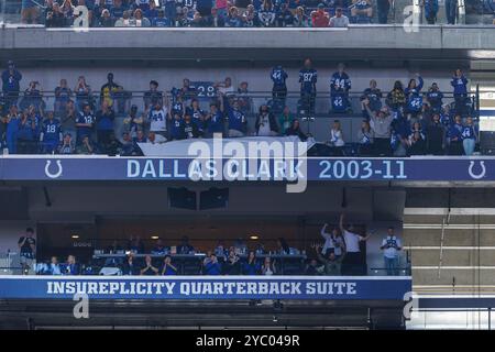 Indianapolis, Indiana, États-Unis. 20 octobre 2024. L'ancien Colts d'Indianapolis Tight End Dallas Clark est intronisé dans l'anneau d'honneur des Colts lors d'une cérémonie de mi-temps lors d'un match de la NFL contre les Dolphins de Miami au Lucas Oil Stadium à Indianapolis, Indiana. John Mersits/CSM/Alamy Live News Banque D'Images