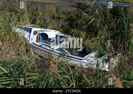 Bateaux abandonnés et endommagés sur un canal. Banque D'Images