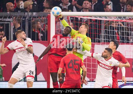 Manuel NEUER, gardien de but FCB 1 Competition for the ball, Tackling, duel, header, zweikampf, action, lutte contre Dayot Upamecano , FCB 2 MinJae Kim, min-Jae Kim , FCB 3 Deniz Undav, VFB 26 Jeff Chabot, VFB 24 dans le match FC BAYERN MUENCHEN - VFB STUTTGART 4-0 le 19 octobre 2024 à Munich, Allemagne. Saison 2024/2025, 1.Bundesliga, FCB,, München, journée 7, 7.Spieltag photographe : Peter Schatz - LA RÉGLEMENTATION DFL INTERDIT TOUTE UTILISATION DE PHOTOGRAPHIES comme SÉQUENCES D'IMAGES et/ou QUASI-VIDÉO - Banque D'Images