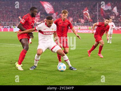 Jamie Leweling, VFB 18 concurrencer pour le ballon, tackling, duel, header, zweikampf, action, lutte contre Dayot Upamecano, FCB 2 Joshua KIMMICH, FCB 6 Raphael Guerreiro, FCB 22 dans le match FC BAYERN MUENCHEN - VFB STUTTGART 4-0 le 19 octobre 2024 à Munich, Allemagne. Saison 2024/2025, 1.Bundesliga, FCB, Muenchen, journée 7, 7.Spieltag photographe : ddp images/STAR-images - LA RÉGLEMENTATION DFL INTERDIT TOUTE UTILISATION DE PHOTOGRAPHIES comme SÉQUENCES D'IMAGES et/ou QUASI-VIDÉO - crédit : ddp Media GmbH/Alamy Live News Banque D'Images