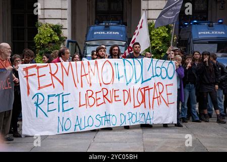 Turin, Italie. 19 octobre 2024. Des centaines de personnes rejoignent le rassemblement de gauche contre le projet de loi sur la sécurité. Crédits crédit : M. Bariona/Alamy Live News Banque D'Images