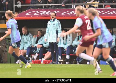 Chigwell construction Stadium, Dagenham le dimanche 20 octobre 2024. L'entraîneur par intérim Renee Slegers (Manager Arsenal) regarde pendant le match de Super League féminine de Barclays FA entre West Ham United et Arsenal au Chigwell construction Stadium, Dagenham, dimanche 20 octobre 2024. (Photo : Kevin Hodgson | mi News) crédit : MI News & Sport /Alamy Live News Banque D'Images