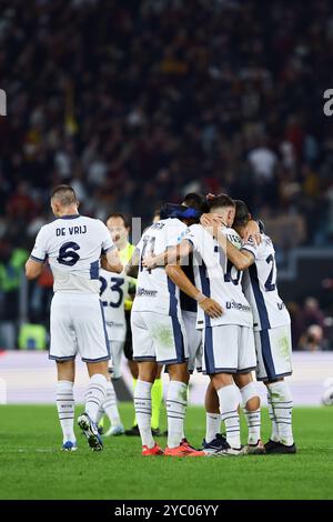 Rome, Italie. 20 octobre 2024. Les joueurs de l'Internazionale célèbrent la victoire à la fin du championnat italien Serie A match de football entre L'AS Roma et le FC Internazionale le 20 octobre 2024 au Stadio Olimpico à Rome, en Italie. Crédit : Federico Proietti / Alamy Live News Banque D'Images